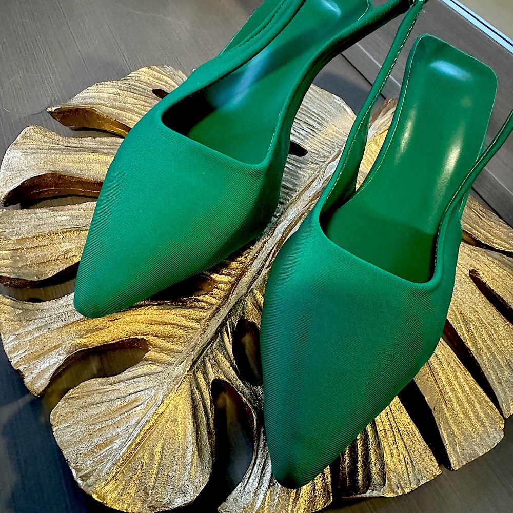 Vibrant emerald green kitten slingback heels size 38/ 7.5